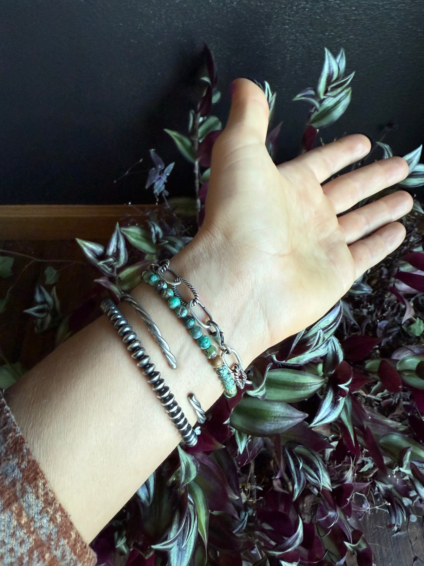 Twist wire cuff