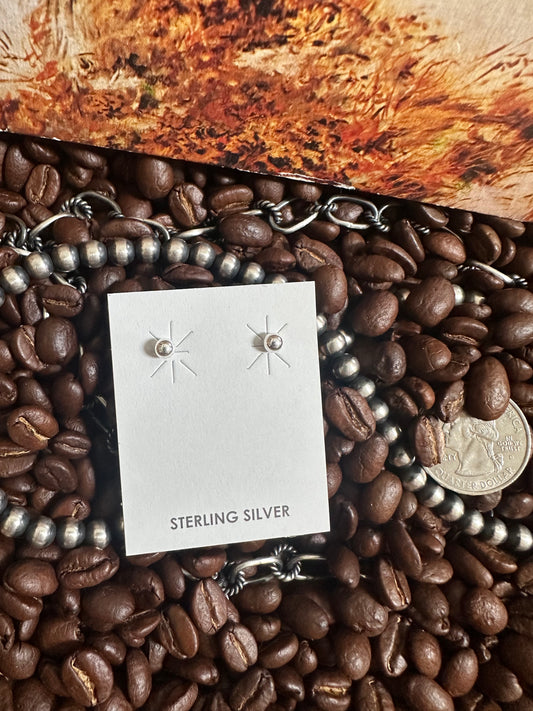 Hada 4mm pearl earrings
